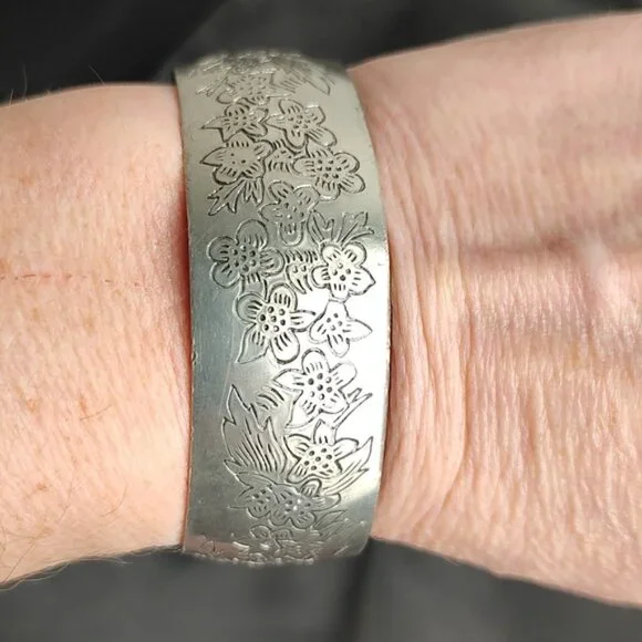 80s Leonard Pewter "Larkspur" Floral Etched Cuff Bracelet Vintage 6 1/4" - Picture 5 of 7
